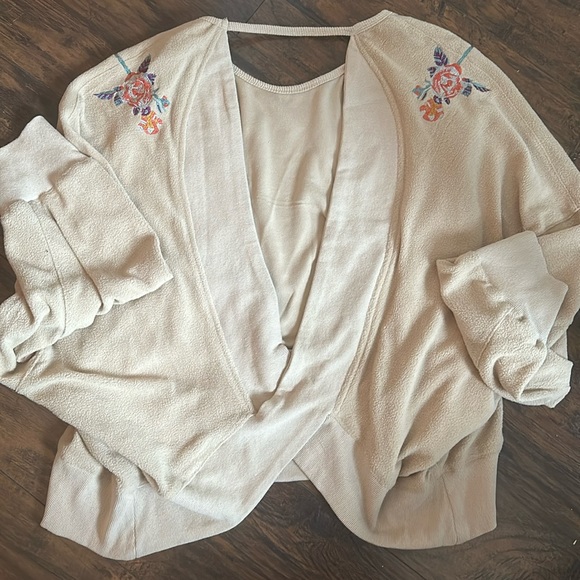 Beige comfy cute long sleeve with open back shirt - Picture 5 of 9